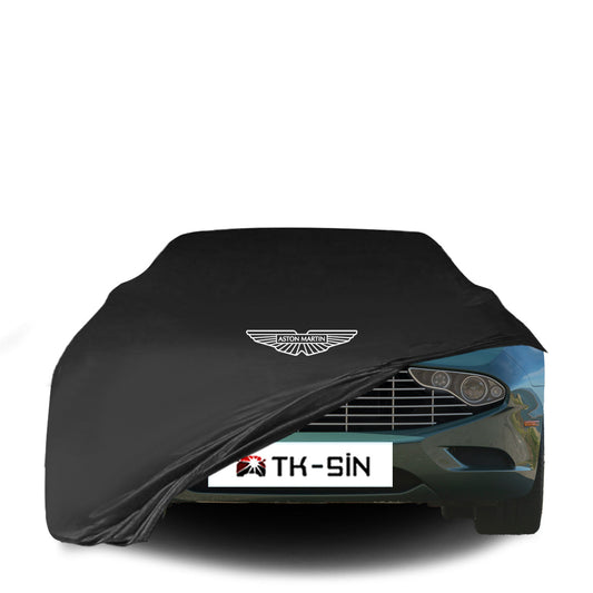 Aston Martin DB12 Coupe mit maßgeschneiderter Indoor-Autoabdeckung in einer Garage in Deutschland