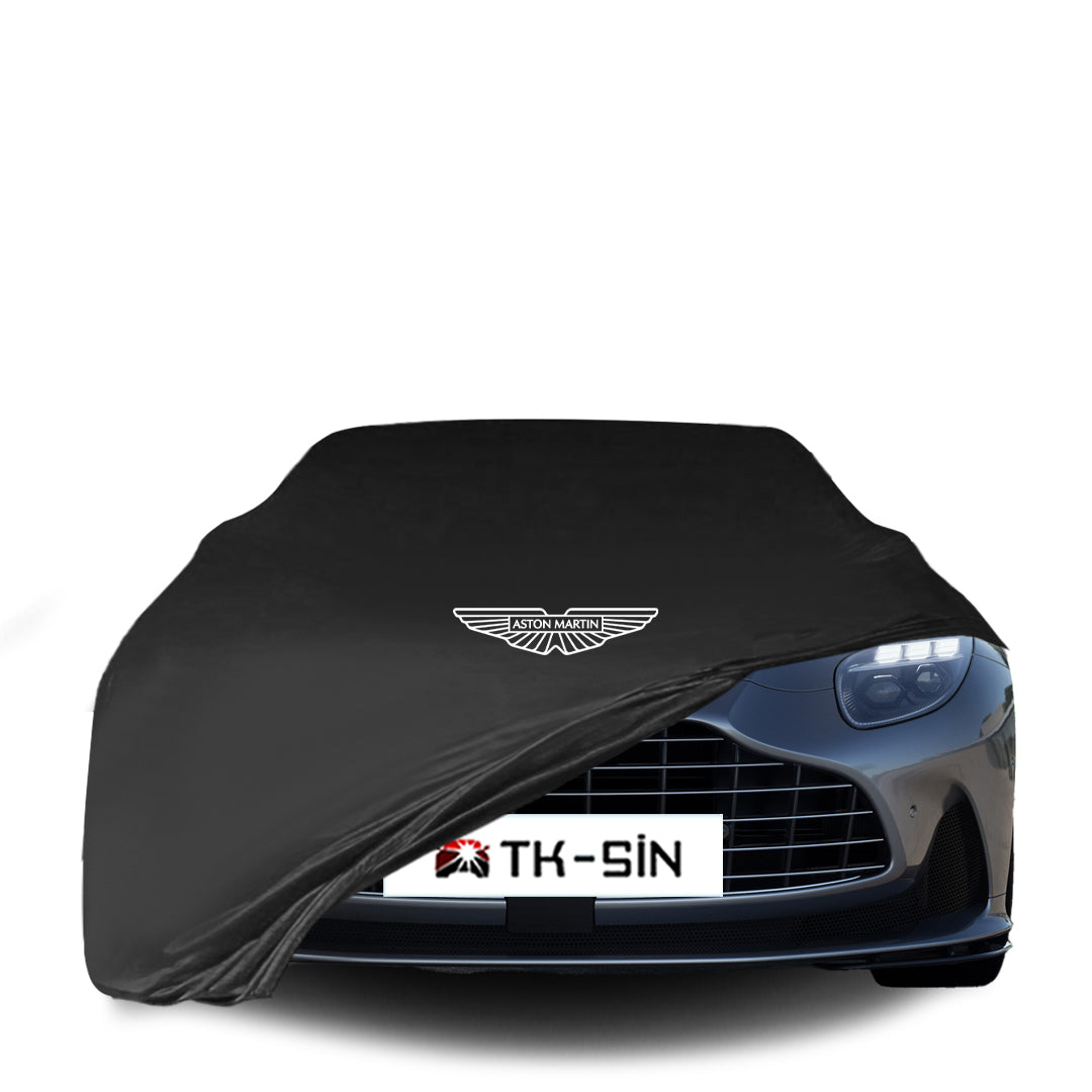Aston Martin DB12 Volante mit maßgeschneiderter Indoor-Autoabdeckung in einer Garage in Deutschland