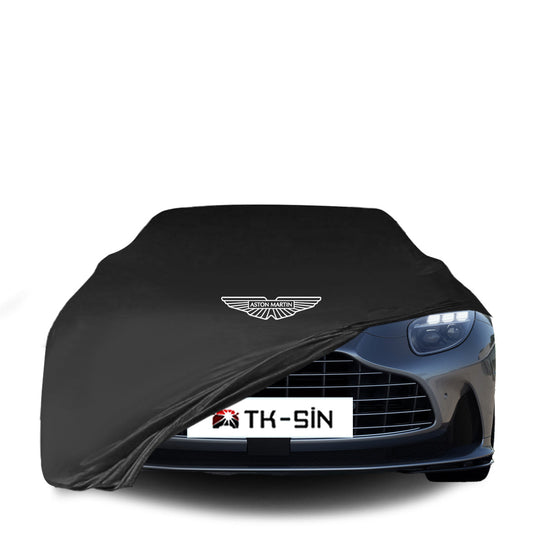 Aston Martin DB12 Volante mit maßgeschneiderter Indoor-Autoabdeckung in einer Garage in Deutschland