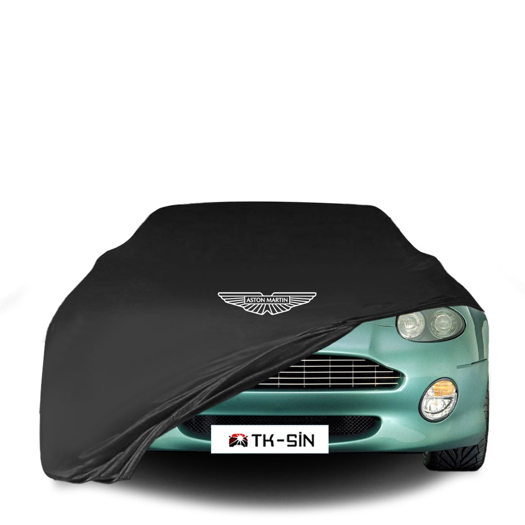 Aston Martin DB7 Coupe (1994–1999) mit maßgeschneiderter Indoor-Autoabdeckung in einer Garage in Deutschland