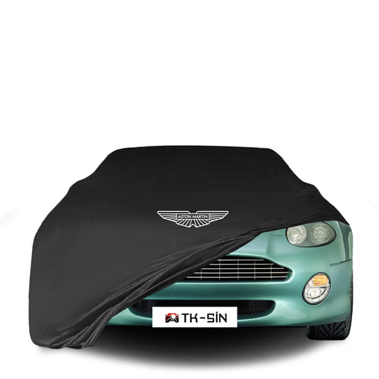 Aston Martin DB7 Coupe (1994–1999) mit maßgeschneiderter Indoor-Autoabdeckung in einer Garage in Deutschland