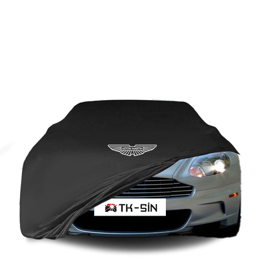 Aston Martin DBS V12 (2007–2012) mit maßgeschneiderter Indoor-Autoabdeckung in einer Garage in Deutschland