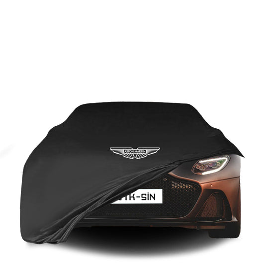 Aston Martin DBX mit maßgeschneiderter Indoor-Autoabdeckung in einer Garage in Deutschland