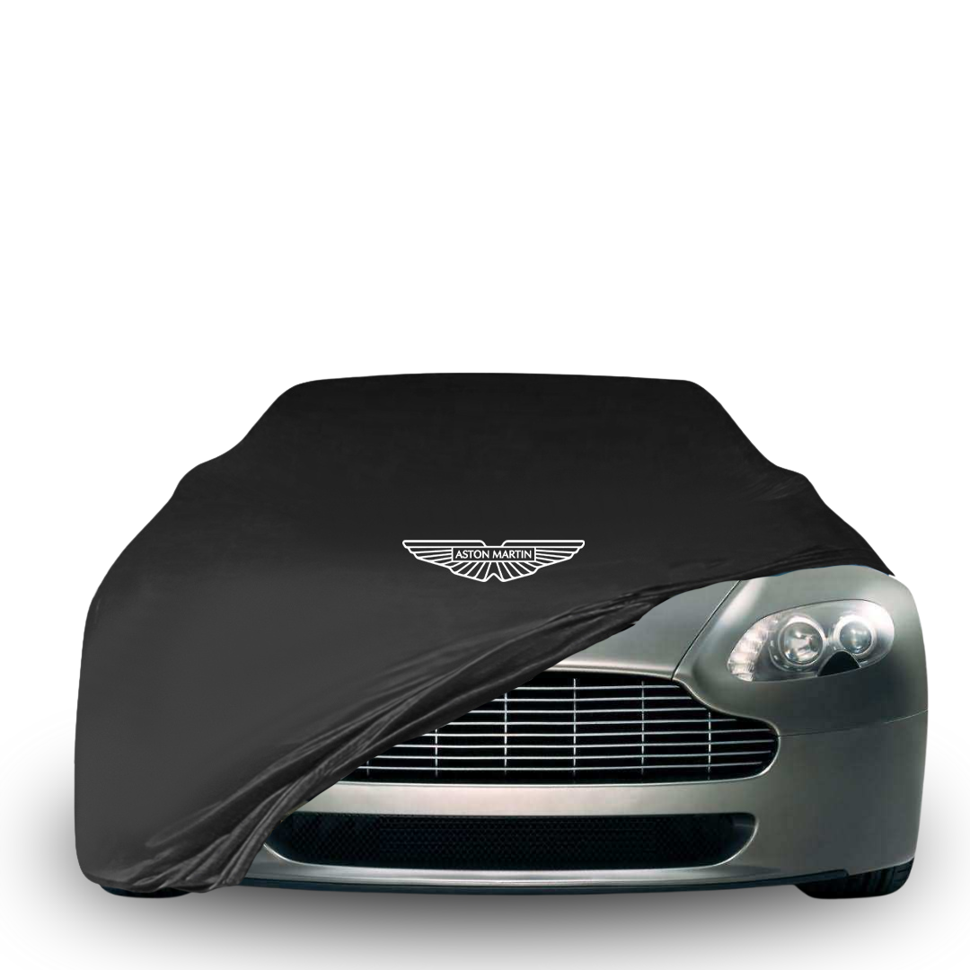Aston Martin V8/V12 Vantage mit maßgeschneiderter Indoor-Autoabdeckung in einer Garage in Deutschland