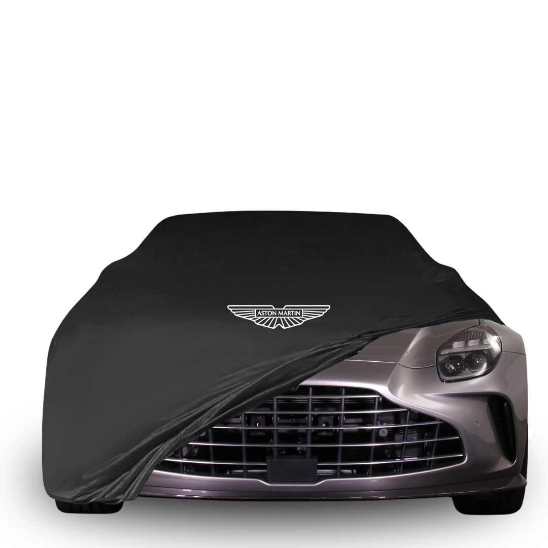 Aston Martin Vantage mit maßgeschneiderter Indoor-Autoabdeckung in einer Garage in Deutschland