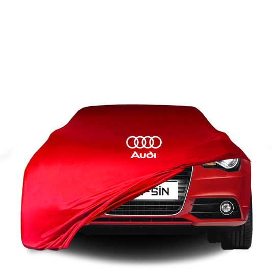 Audi A1 Fließheck mit maßgeschneiderter Indoor-Autoabdeckung in einer Garage in Deutschland