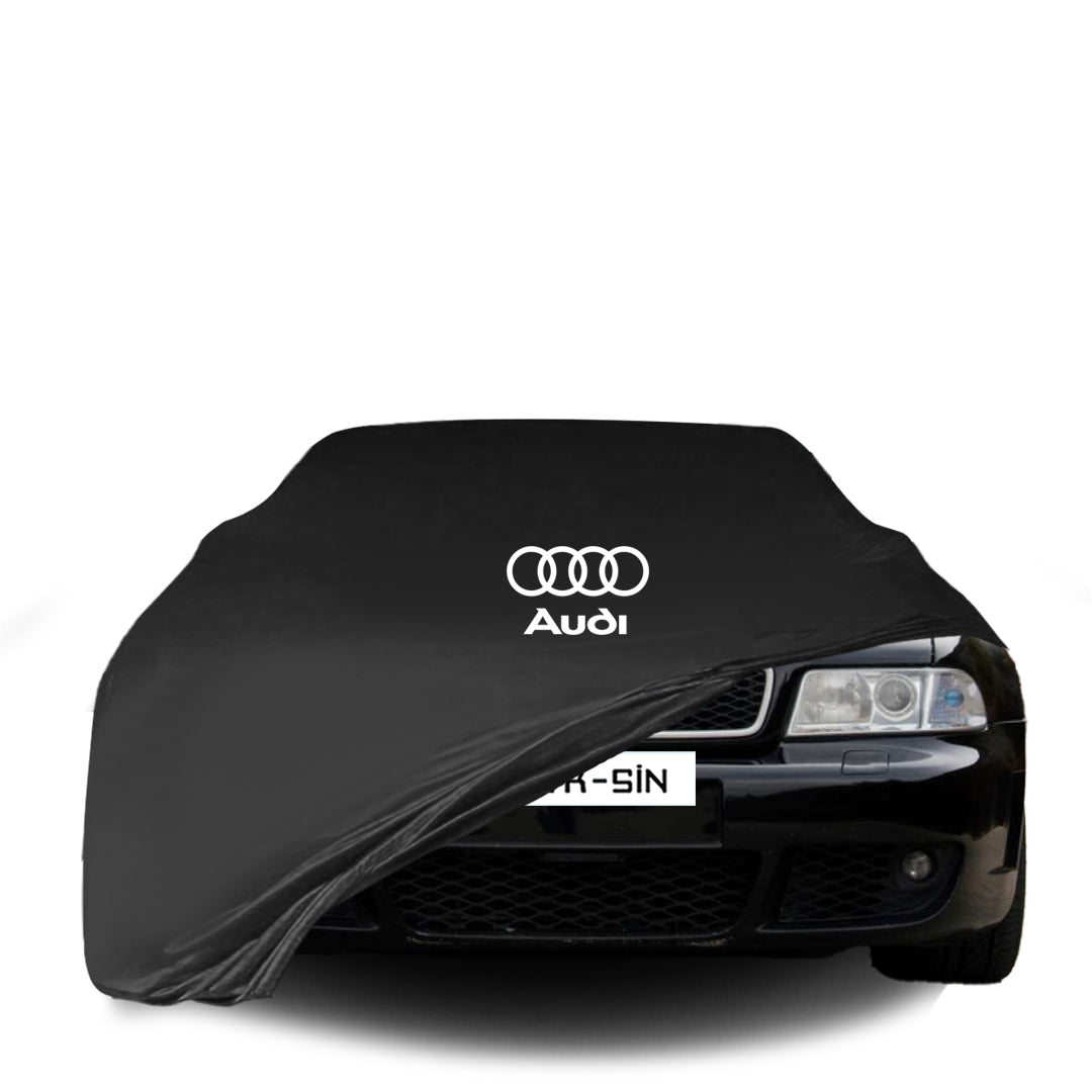 Audi A4 B5 Limousine (1994–1999) mit maßgeschneiderter Indoor-Autoabdeckung in einer Garage in Deutschland