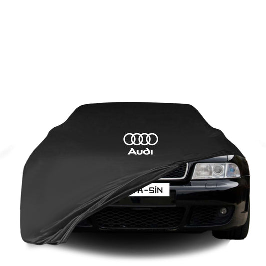 Audi A4 B5 Limousine (1994–1999) mit maßgeschneiderter Indoor-Autoabdeckung in einer Garage in Deutschland