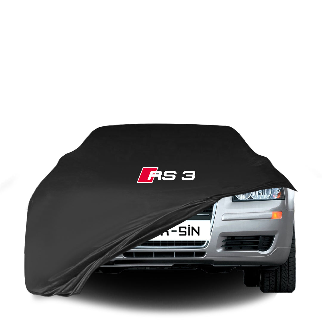 Audi RS3 A3 8P Fließheck (2008–2013) mit maßgeschneiderter Indoor-Autoabdeckung in einer Garage in Deutschland