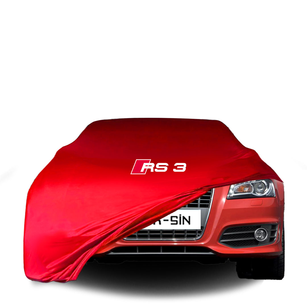 Audi RS3 A3 8P Hatchback (2003–2008) mit maßgeschneiderter Indoor-Autoabdeckung in einer Garage in Deutschland
