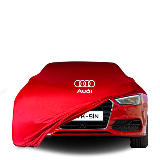 Audi RS3 A3 Limousine 8V (2016–2020) mit maßgeschneiderter Indoor-Autoabdeckung in einer Garage in Deutschland
