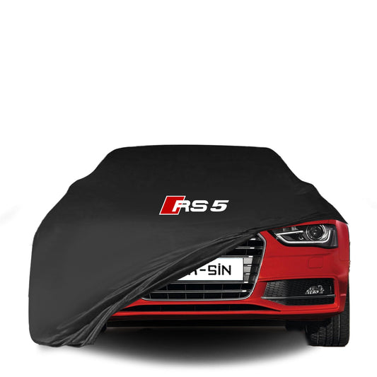 Audi RS5 A5 8T/A Limousine mit maßgeschneiderter Indoor-Autoabdeckung in einer Garage in Deutschland