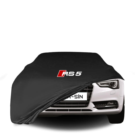 Audi RS5 A5 Cabrio-Coupé mit maßgeschneiderter Indoor-Autoabdeckung in einer Garage in Deutschland