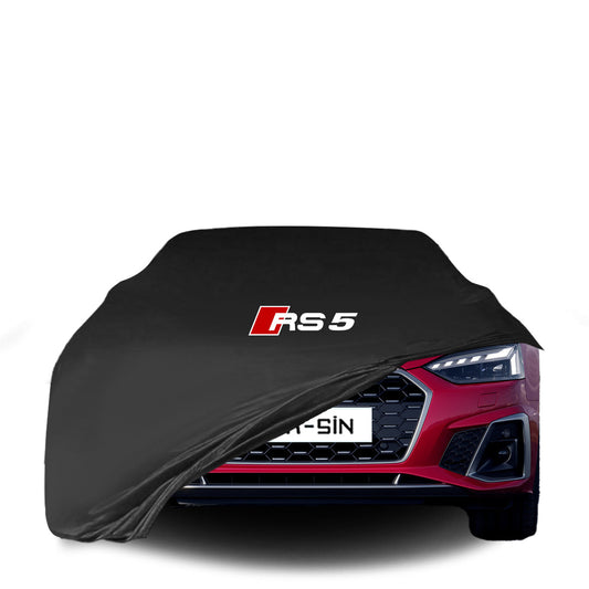 Audi RS5 A5 F5 Cabrio-Coupé mit maßgeschneiderter Indoor-Autoabdeckung in einer Garage in Deutschland