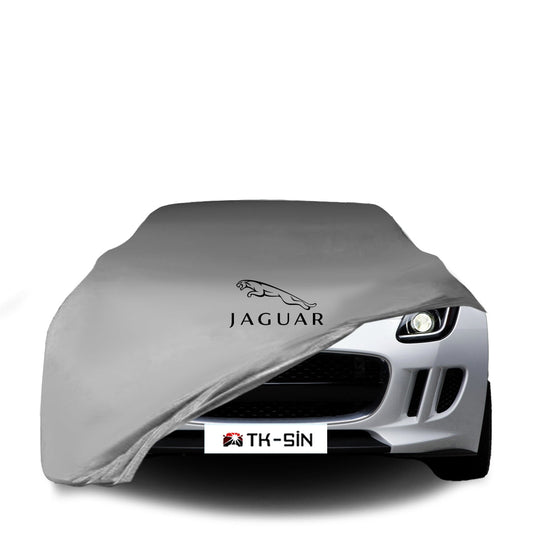 Jaguar C-X16 mit maßgeschneiderter Indoor-Autoabdeckung in einer Garage in Deutschland