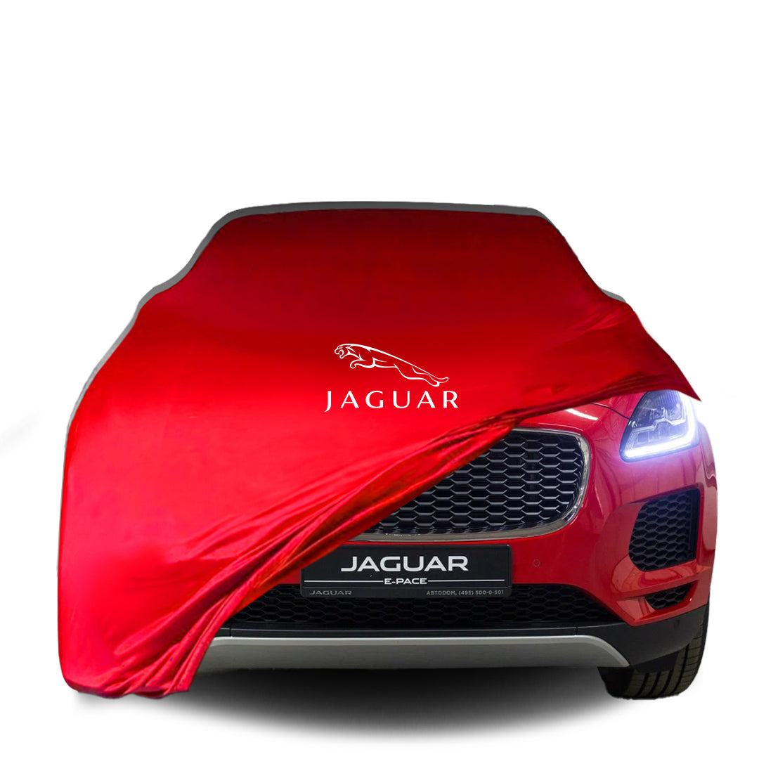 Jaguar E-Pace mit maßgeschneiderter Indoor-Autoabdeckung in einer Garage in Deutschland