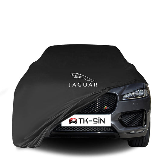 Jaguar F-Pace mit maßgeschneiderter Indoor-Autoabdeckung in einer Garage in Deutschland