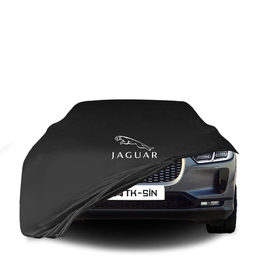 Jaguar I-Pace mit maßgeschneiderter Indoor-Autoabdeckung in einer Garage in Deutschland