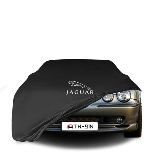 Jaguar S-Type mit maßgeschneiderter Indoor-Autoabdeckung in einer Garage in Deutschland