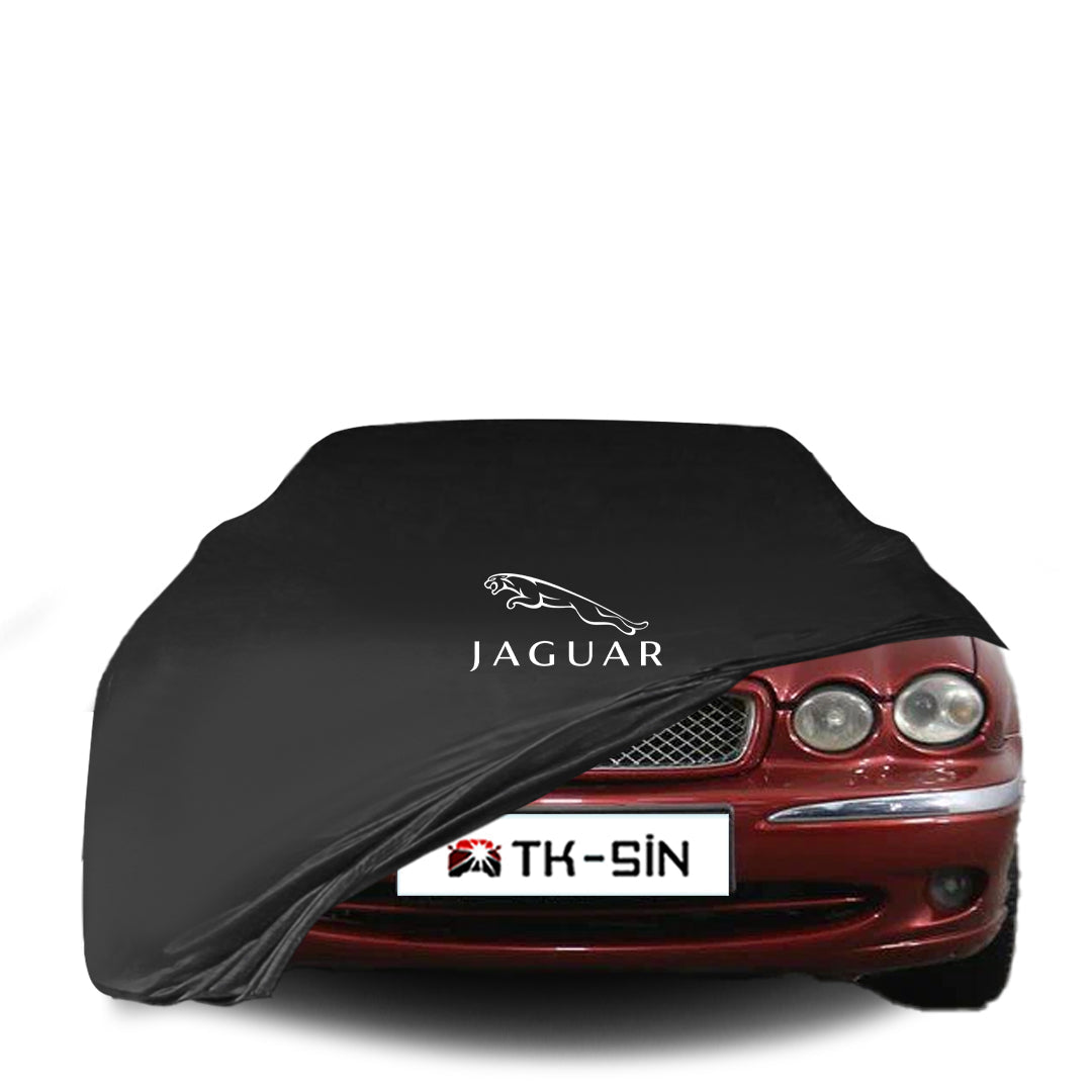 Jaguar X-Type mit maßgeschneiderter Indoor-Autoabdeckung in einer Garage in Deutschland
