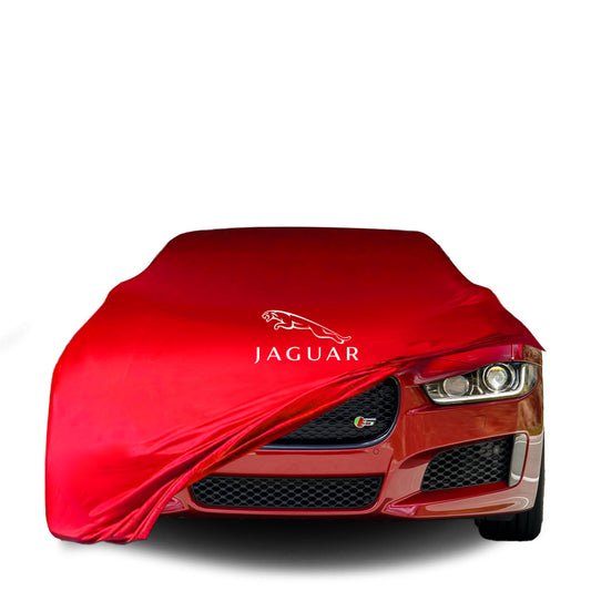 Jaguar XE mit maßgeschneiderter Indoor-Autoabdeckung in einer Garage in Deutschland