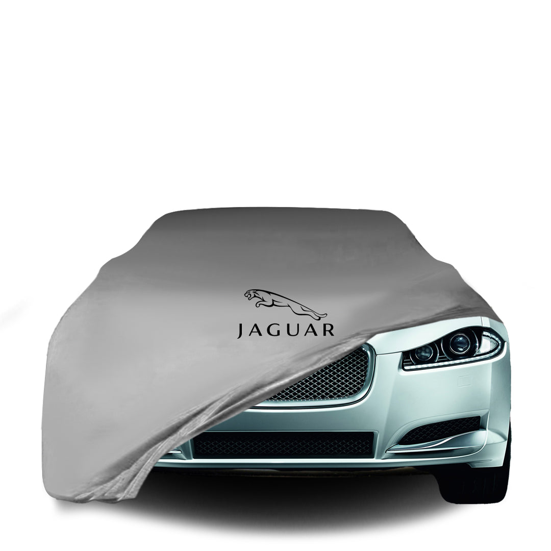 Jaguar XF mit maßgeschneiderter Indoor-Autoabdeckung in einer Garage in Deutschland