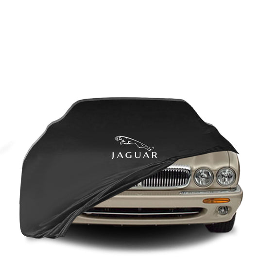 Jaguar XJ X308 (1997–2003) mit maßgeschneiderter Indoor-Autoabdeckung in einer Garage in Deutschland