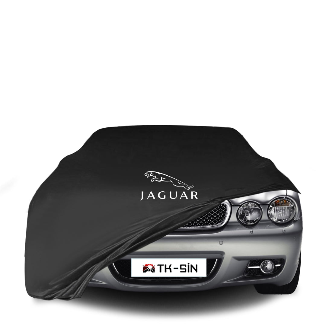 Jaguar XJ X350 (2003–2006) mit maßgeschneiderter Indoor-Autoabdeckung in einer Garage in Deutschland