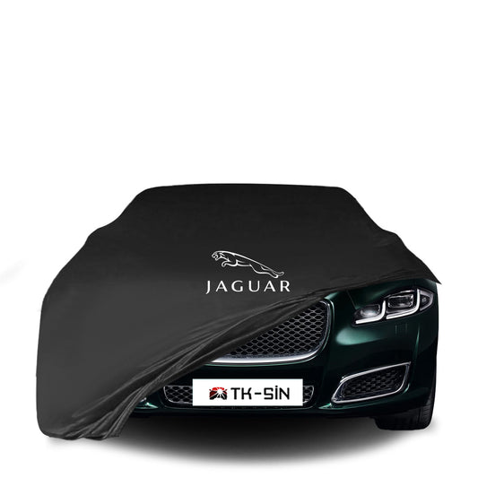 Jaguar XJ X351 (2015–2019) mit maßgeschneiderter Indoor-Autoabdeckung in einer Garage in Deutschland