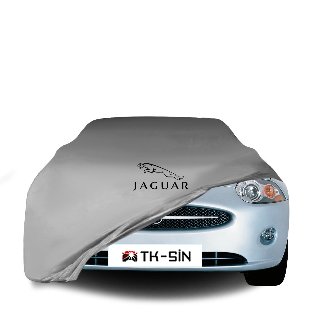 Jaguar XK X150 mit maßgeschneiderter Indoor-Autoabdeckung in einer Garage in Deutschland