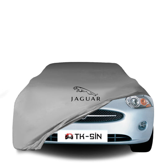 Jaguar XK X150 mit maßgeschneiderter Indoor-Autoabdeckung in einer Garage in Deutschland